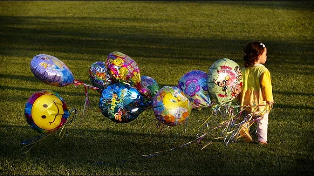 Niño muere por inhalar helio de un globo: su mamá lo despidió con su osito favorito